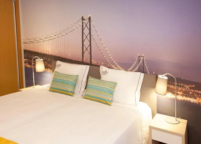 Famous Crows 4* Lisboa