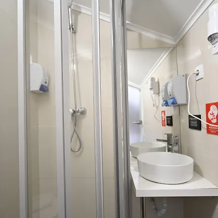 Konukevi Famous Crows Lisboa