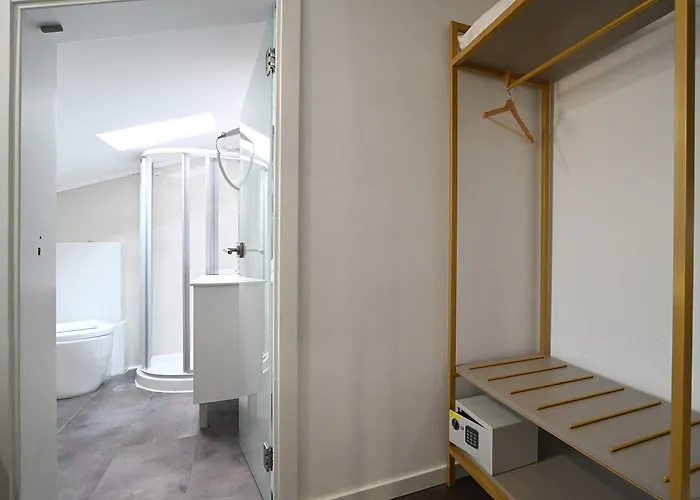 Famous Crows 게스트하우스 4*