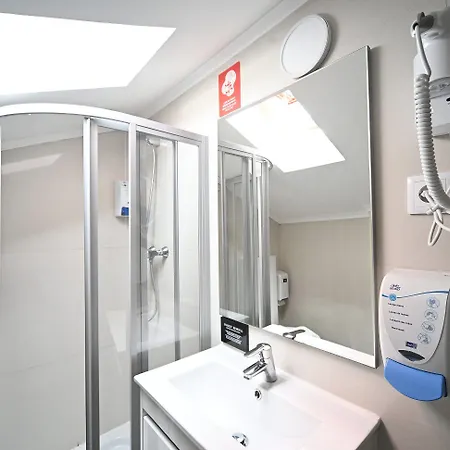 Famous Crows بيت ضيافة